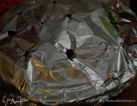 В фольге следует сделать отверстия, чтобы кролик не варился, а все таки запекался. 