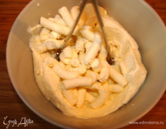 Творог смешать с сахарной пудрой.