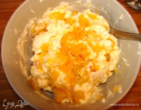 Манго мелко порезать, смешать с частью творога.