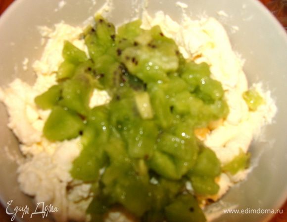Киви тоже мелко порезать и смешать с другой частью творога.