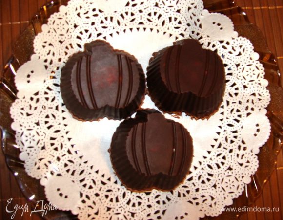 Достать формочки из морозилки, заполнить творожной смесью, сверху полностью покрыть шоколадом и убрать в морозилку еще на 10-15 мин. Достать из морозилки и можно сразу подавать. Хранить в холодильнике.