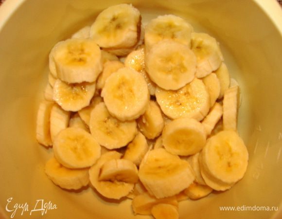 Бананы порезать кусочками.