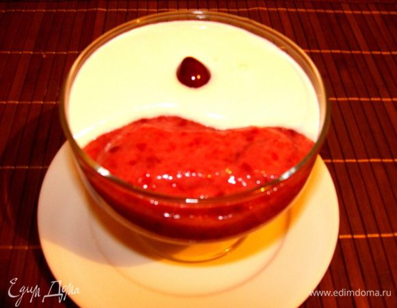 Мороженому дать постоять в тепле. В креманку влить одновременно с двух рук мороженое и фруктовую смесь. Приятного аппетита!