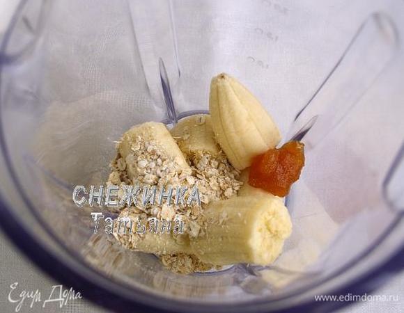 Кладём в чашу блендера поломанный на кусочки очищенный банан, мёд и овсяные хлопья.