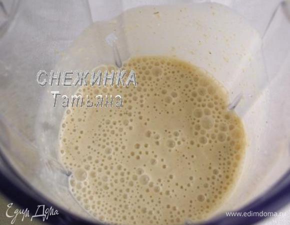 Добавляем йогурт, снова хорошо взбиваем. Вливаем молоко до нужной густоты. Количество молока можно регулировать. В зависимости от того, насколько густым Вы хотите видеть напиток, добавьте его меньше или больше.