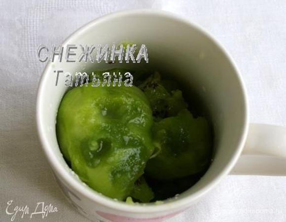 В высокую чашку кладём очищенные от шкурки киви, выдавливаем сок лайма. Пробиваем погружным блендером в пюре.