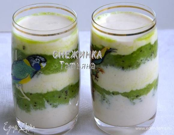 В подготовленные стаканы сначала наливаем часть бананового смузи, затем ложечкой аккуратно выкладываем пюре из киви, затем снова аккуратно наливаем смузи и снова пюре, сверху выливаем оставшийся банановый смузи.