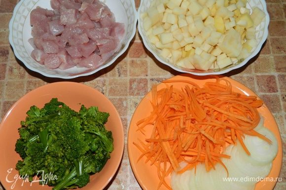 Подготовить овощи: картофель нарезать кубиками, морковь порезать соломкой, лук порезать кольцами, брокколи разобрать на соцветия. Филе индейки порезать на кусочки.