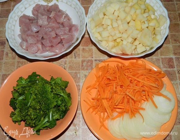 Подготовить овощи: картофель нарезать кубиками, морковь порезать соломкой, лук порезать кольцами, брокколи разобрать на соцветия. Филе индейки порезать на кусочки.