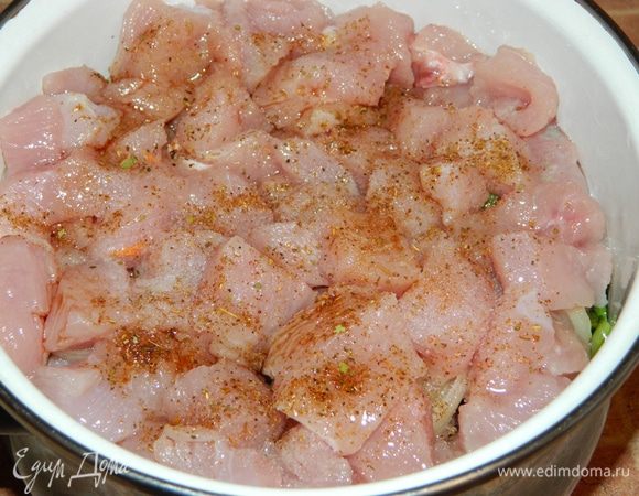 В небольшую кастрюлю выложить слоями овощи и мясо: первый слой – картофель, второй – морковь, третий – брокколи, четвертый – лук, пятый – филе индейки. Каждый слой немного посолить и присыпать специями, полить оливковым маслом.