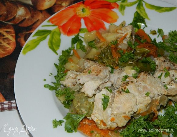 Большую кастрюлю закрываем крышкой и ставим на огонь. По мере выкипания воду можно подливать. Варить 2-2,5 часа.