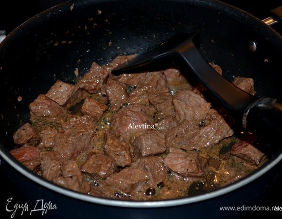 Обжарим до готовности на оливковом масле говядину.