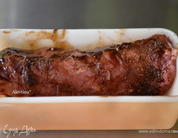 Свиную вырезку полностью обсыпаем смесью. Поставим в разогретую духовку на 200 гр на 45 мин.