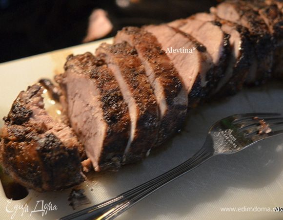 Разрежем готовую свинину на порции. Подаем к столу. Приятного аппетита.