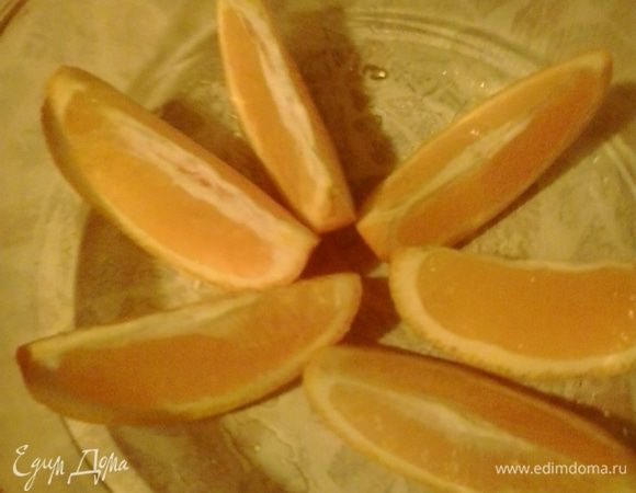 Апельсин нарезаем такими дольками и укладываем в форму для запекания.