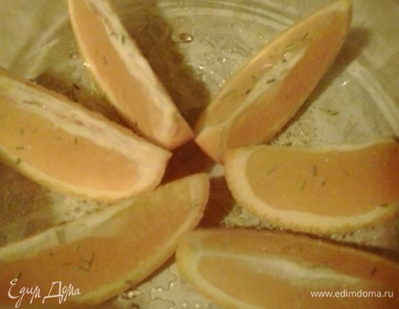 Сбрызгиваем апельсинки вермутом, посыпаем розмарином.