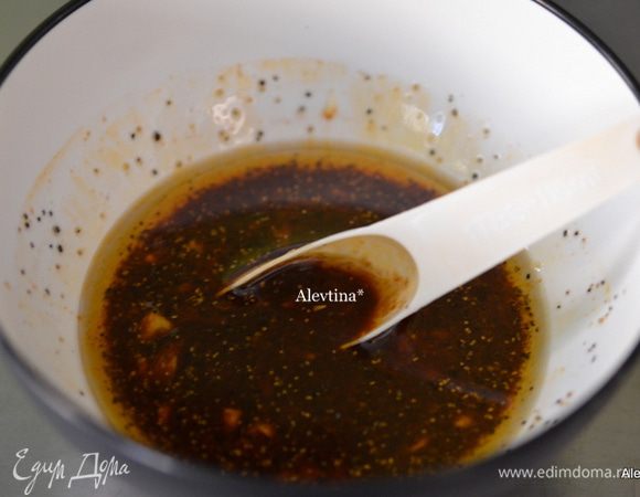 Смешать все в емкости  кроме говядины.
Дольки чеснока раздавить, 1 ч.л анчоусовой пасты или анчоусы 3 шт. порезать мелко, вяленых помидор, мирин или сакэ , вуштер.соус, соевый соус, оливковое масло,черный перец по вкусу.