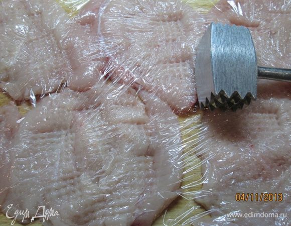 С грудок срезать филе. Раскрыть филе, как книжку. Для этого разрезать вдоль, но не до конца и «раскрыть» мясо. Накрыть пищевой пленкой и слегка отбить. 