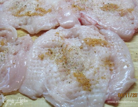 Посыпать солью, перцем и специями.