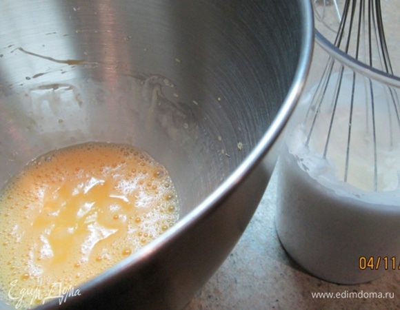 Отделить желтки от белков. Взбить по отдельности, затем соединить. Добавить молоко, муку, посолить, поперчить. Приготовить в пароварке 2 омлета.