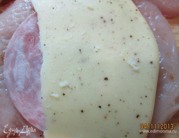 Ветчину тонко нарезать, выложить на филе. Накрыть омлетом, посыпать розмарином (у меня – сушеный).