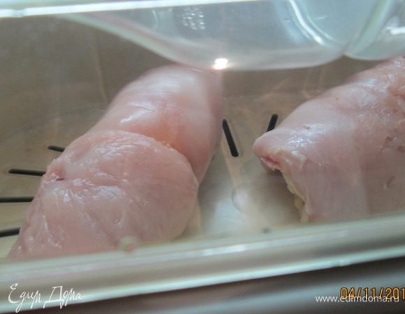 Свернуть рулетом. Готовить в пароварке 30 мин.