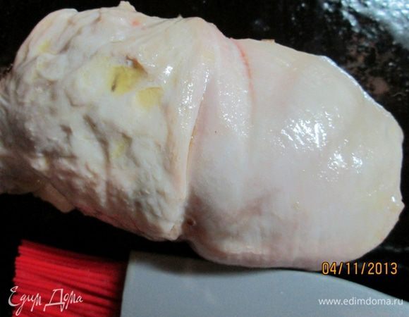 Готовые рулеты смазать растопленным сливочным маслом. Поставить под гриль на расстоянии 12 см от горелки на 10 мин.
Цветную капусту отварить.
Нарезать рулет ломтиками и подавать!
Приятного аппетита!
