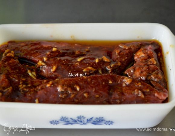 Выложить говядину/пашина/ в емкость удобную и вылить приготовленный на нее маринад. По рецепту предлагается мариновать 10 мин. и на гриль. Я мариновала несколько часов в холодильнике.