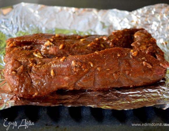 Выкладываем на противень гриля, можно с фольгой и грилить до готовности говядины с кровью или без. Разрезаем на порции.