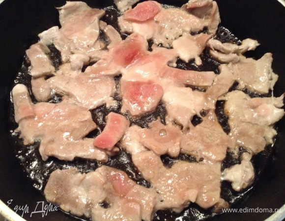 Сильно разогреть сковороду. Идеально будет использовать вок. Но можно и на обычной. Первым обжариваются орехи и убираются из сковороды, но поскольку я их не использую - начинаю с мяса. 
Мясо обжарить небольшими порциями по 1-2 минуте с каждой стороны.