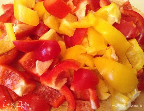 Перец порезать крупными кусочками (правильно - полосками) и обжарить после мяса на той же сковороде около 2-3 минут.