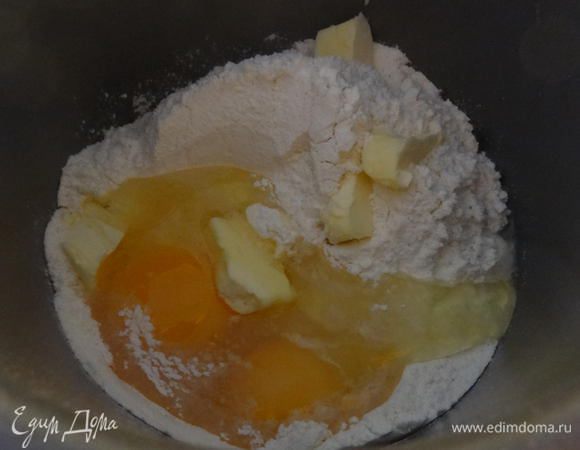 Все просто. Соединяем все ингредиенты по порядку для своей хлебопечки в ведерке. У меня идут вначале «сухие» ингредиенты, а затем «мокрые».