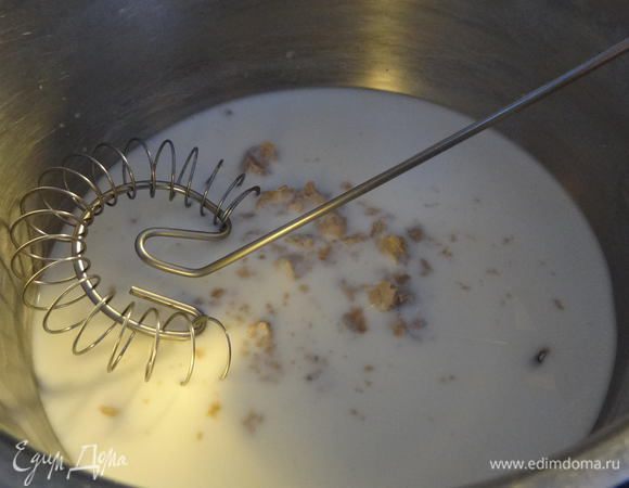 Дрожжи растворяю в теплом молоке (37-40 ̊ С) в кастрюльке и ввожу их в последнюю очередь. Запускаю программу и занимаюсь своими делами )