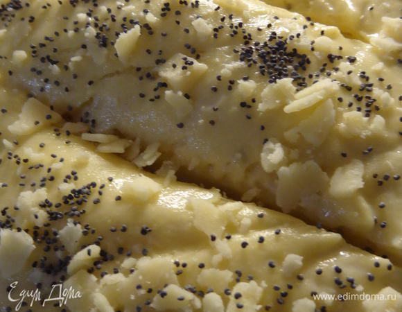 Делаю надрезы. Смазываю верх молоком и посыпаю маком или пармезаном.
Отправляю в разогретую до 200 ̊  С духовку на 15-20 минут.
