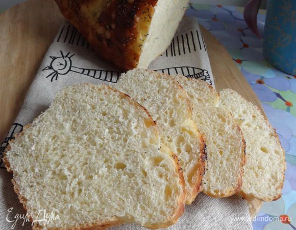 Даю хлебу остыть, перевернув его вверх дном или положив «на бок», и накрыв полотенцем. И наслаждаюсь вкусным, домашним и ароматным хлебушком. 