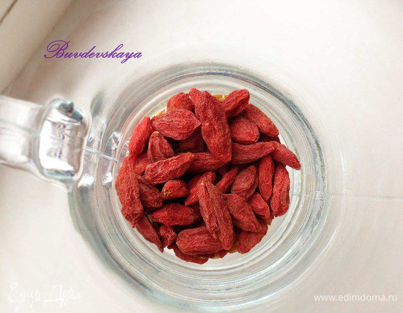 Сверху положить ягоды Годжи.