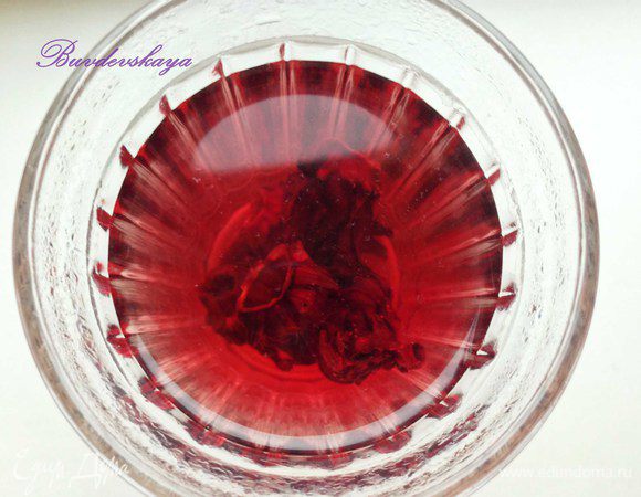 В отдельный  стакан положить каркаде и залить кипятком. Дать настояться минуты 3.