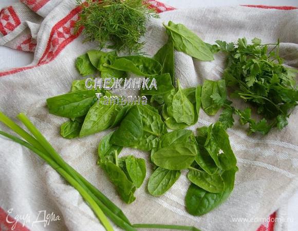 Всю зелень (шпинат, укроп, петрушку, зелёный лук) хорошо моем и просушиваем на полотенце.