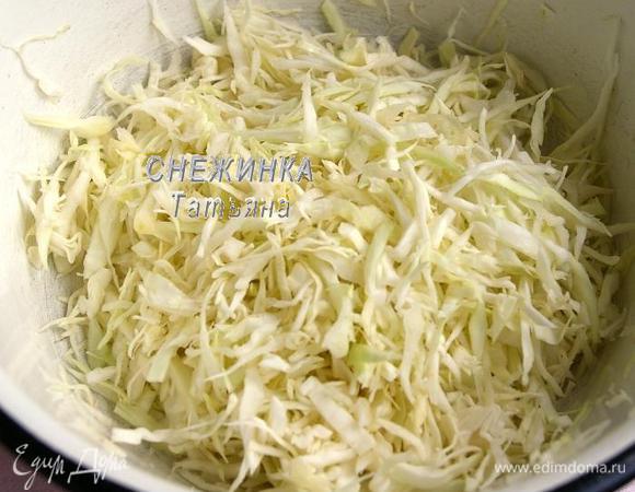 Капусту мелко шинкуем. Кладём в миску, присаливаем и слегка перетираем пальцами.