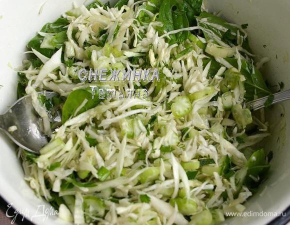 Зелень измельчаем, добавляем в салат, перемешиваем. Заправляем салат.