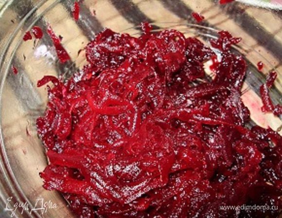 Отварить свеклу, натереть ее на терку, посолить.