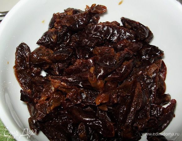 Чернослив замочить на час в теплой воде. Высушить, нарезать полосками.