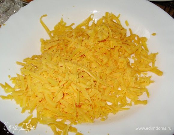 Сыр натереть на крупной терке.