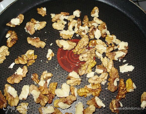 Обжарить орехи, нарезать на небольшие кусочки