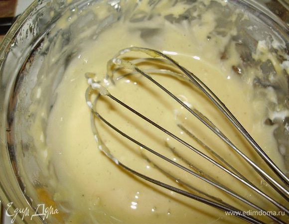 Взбить венчиком желток с щепоткой соли, постепенно ввести подсолнечное масло, лимонный сок, перец.  Продолжать взбивать до густого состояния. Добавить сметану, чеснок (предварительно измельченный), все тщательно перемешать.