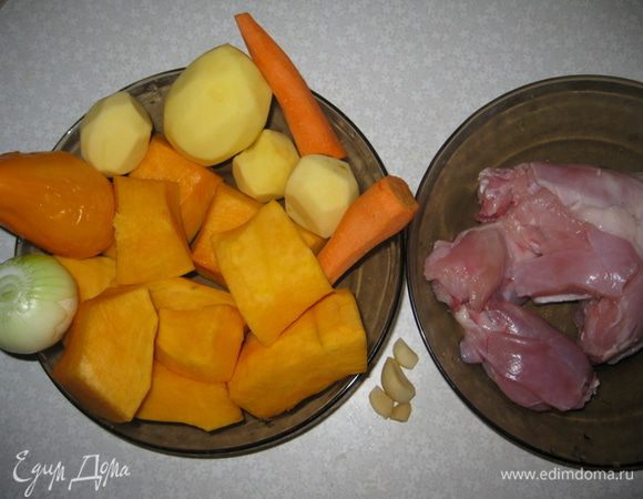 Моем, чистим и режем все продукты.