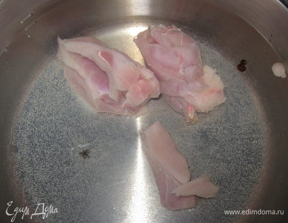 Мясо кролика режем на маленькие куски и бросаем в кипящую воду.