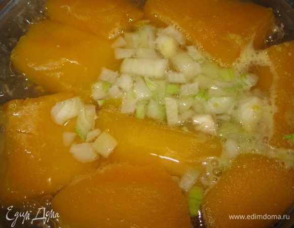 Тыкву, морковь и картофель режем на большие куски. И добавляем к уже кипящему кролику. Солим и добавляем все приправы. Все это варится 10- 15 мин. 