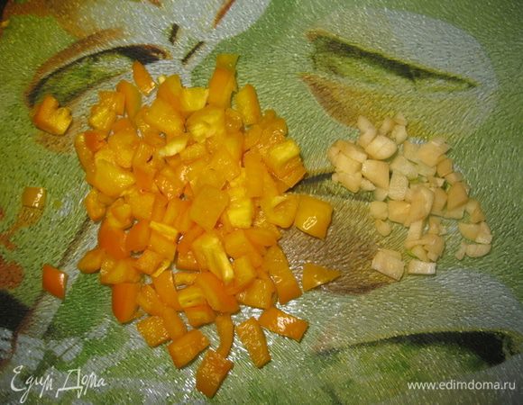 Тем временем мелко режем перец, лук и чеснок. Добавляем в суп перец и лук.  Пусть покипит 2 минуты.