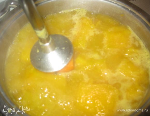 Снимаем с плиты кастрюлю. Вынимаем из кастрюли мясо кролика, выбрасываем лавровый лист и перец горошком. Включаем блендер и делаем пюре. Потом бросаем назад мясо кролика и добавляем чеснок. Пусть суп-пюре постоит еще пару минут на маленьком огне.
Вкусный и полезный суп-пюре готов!